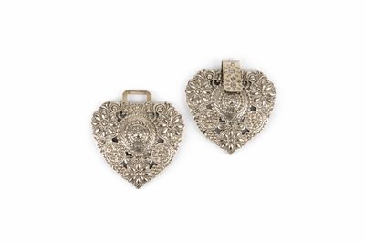 AGRAFE DE MANTEAU en argent moulé et ciselé à décor végétal …