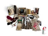 plusieurs objets posés ensemble sur une table
