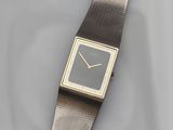 gros plan d'une montre-bracelet sur une surface blanche
