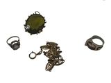 un assortiment de bagues et de bagues sur fond blanc