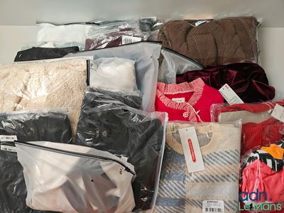 Lot de 18 vêtements de diverses tailles et marques dont : SH…