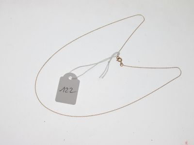 un collier auquel est attachée une étiquette de prix