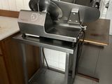une machine posée sur le comptoir d'une cuisine
