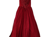 une robe rouge sur un cintre, sur fond blanc, avec un fond blanc