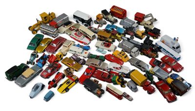 un grand nombre de petites voitures et de camions sur une surface blanche