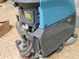 a machine that is sitting on the floor in the room