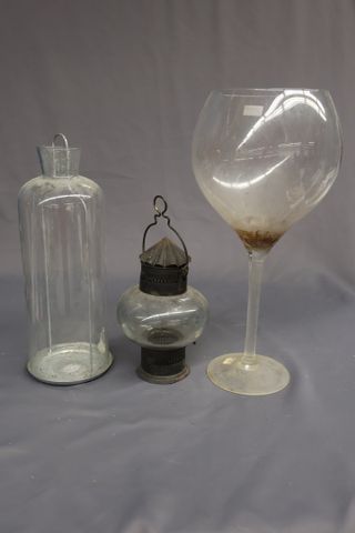Lot comprenant vase en verre en verre de verre à pied et deux lan...
