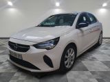 la voiture blanche est garée sur le sol à carreaux d'une pièce