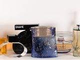 de nombreux parfums différents sur une étagère