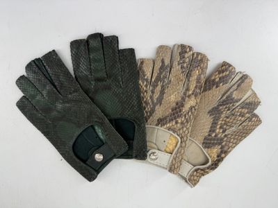 trois paires de gants en cuir ornées de serpents sur un fond blanc