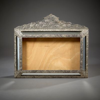 Miroir rectangulaire à fronton, l'encadrement en métal repou…
