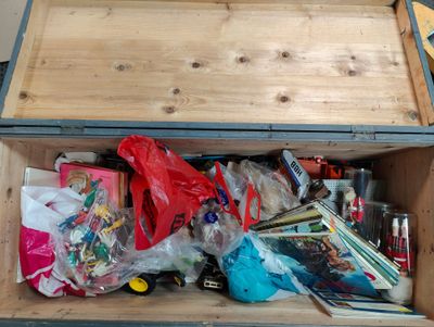une boîte en bois remplie d'objets divers, posée sur une table