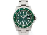 un gros plan d'une montre-bracelet au cadran vert