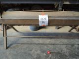 de nombreux articles posés sur une table dans un entrepôt