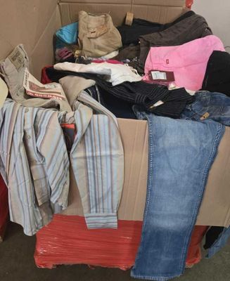 53 / LOT DE 133 kg DE VETEMENTS DE TAILLES ET MARQUES …