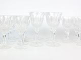un grand nombre de verres à vin posés sur une table