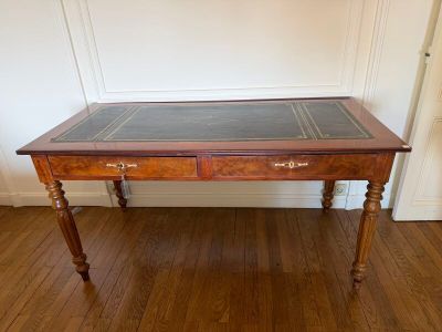 une table en bois avec un plateau en verre, posée sur un parquet en bois massif