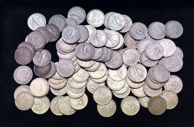 une pile de pièces d'argent sur une surface noire