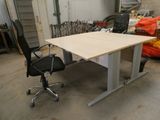 une photo d'un bureau avec une chaise dans un garage