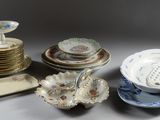 beaucoup d'assiettes et de bols sur la table