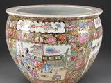un grand vase orné d'une peinture sur l'extérieur