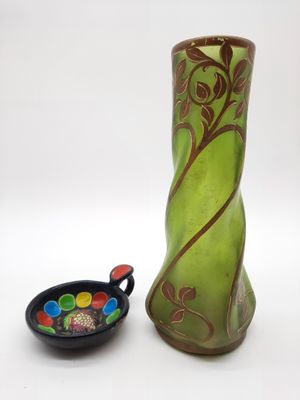 un vase vert et un bol de bonbons sur la table