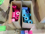 Plusieurs boîtes de papier de différentes couleurs sont posées par terre.