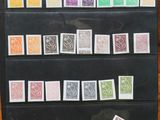 une photo montrant une collection de timbres posée sur une table en bois