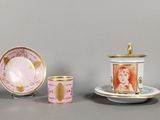 deux tasses et une soucoupe ornées d'un motif