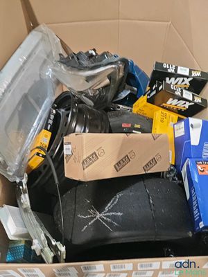 une boîte pleine d'objets assortis qui se trouvent dans la boîte