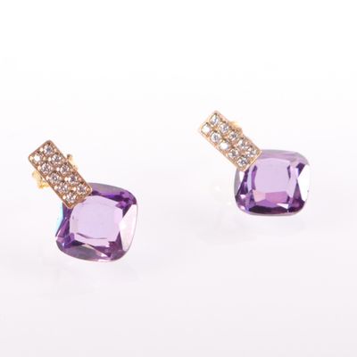 une paire de boucles d'oreilles en améthorate et diamants