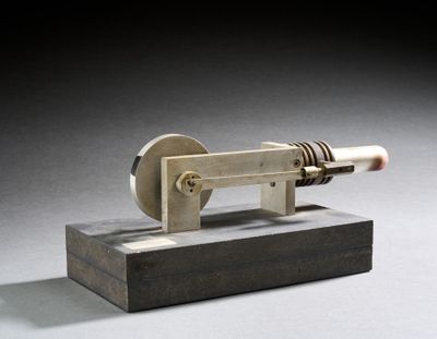 une image représentant une maquette de machine en bois et en métal