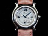 une image d'un gros plan d'une montre-bracelet sur une surface noire