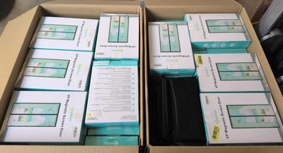 de nombreuses boîtes contenant des appareils électroniques posées sur une table