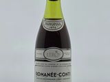 une bouteille de vin posée sur une table