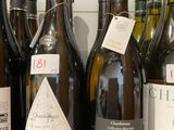 plusieurs bouteilles de vin sont alignées sur un comptoir