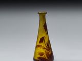 un vase en verre orné d'un motif marron et jaune