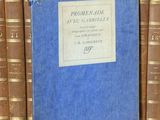 un livre posé sur une étagère où se trouvent de nombreux livres