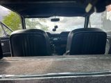 deux sièges à l'arrière d'un camion équipé d'une table à l'arrière