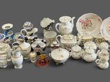 de nombreux modèles différents d'assiettes, de tasses et de soucoupes en porcelaine