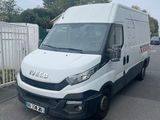 une camionnette blanche garée sur le bord de la route
