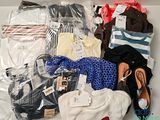 un tas de vêtements posés sur une table
