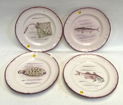 quatre assiettes contenant différents types de poisson, posées sur une table