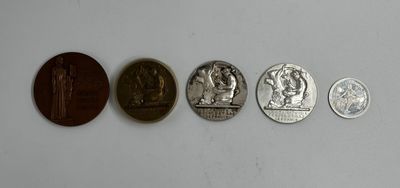 cinq pièces différentes sont disposées en ligne sur une surface blanche