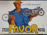 une affiche représentant un homme tenant une moto dans la rue