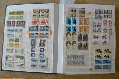 un livre avec des timbres, posé sur une table