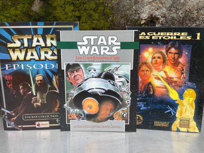quatre DVD de « Star Wars » posés les uns à côté des autres sur une table