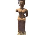 l'image d'une statue de femme avec un chapeau sur la tête