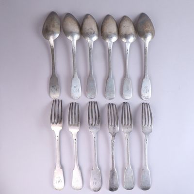 six cuillères et six fourchettes en argent disposées en rangée