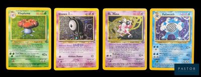 Des cartes Pokémon sont alignées les unes à côté des autres sur un fond noir